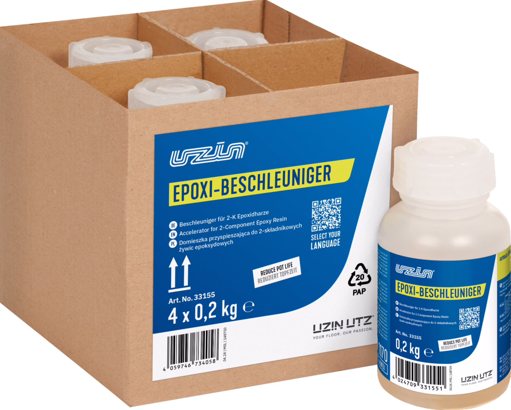 UZIN_Dummy_Epoxy Accelerator-carton_2024-05 Nahaufnahme eines braunen Kartonträgers aus Kraftpapier mit vier Fächern, in denen kleine weiße Kunststoffflaschen mit Schraubverschlüssen stehen. Auf der Vorderseite befindet sich ein blau-gelbes Etikett mit der prominenten Aufschrift 'EPOXI-BESCHLEUNIGER', der Marke 'UZIN' sowie Produktangaben wie '4 x 0,2 kg', einem QR-Code und einem Recycling-Symbol. Zu sehen sind die strukturierte Kartonoberfläche und die Trennwände, die Flaschendeckel und ein Teil einer Flasche rechts vor weißem Hintergrund; die Verpackungstexte sind mehrsprachig.