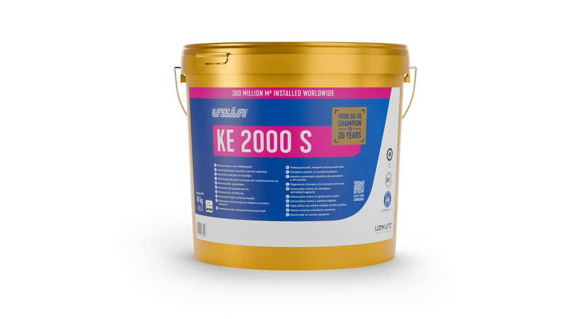 Ein goldener Klebstoff Eimer mit der Aufschrift KE 2000 S mit Produktinformationen, dem Markennamen UZIN und einem Werbetext, der auf die 300 Millionen weltweit verlegten m² und die Tatsache hinweist, dass Sie seit über 35 Jahren die Nummer 1 sind.