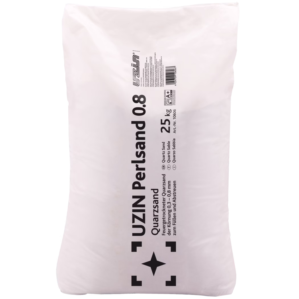 UZIN_Dummy_Quartz Sand 0.8-25kg_2019-11 Weißer Kunststoffsack mit vertikalem schwarzem Druck "UZIN Perlsand 0.8" und deutlicher Gewichtsangabe "25 kg". Auf der Verpackung werden Quarzsand mit Korngröße 0,3–0,8 mm, eine Artikelnummer sowie ein Barcode und das UZIN-Logo angegeben. Der verschweißte Sack zeigt Falten und einen leichten Glanz des Materials und ist zum Füllen sowie zum Abstreuen auf Böden bei der Verlegung und Ausgleichsarbeiten gedacht.