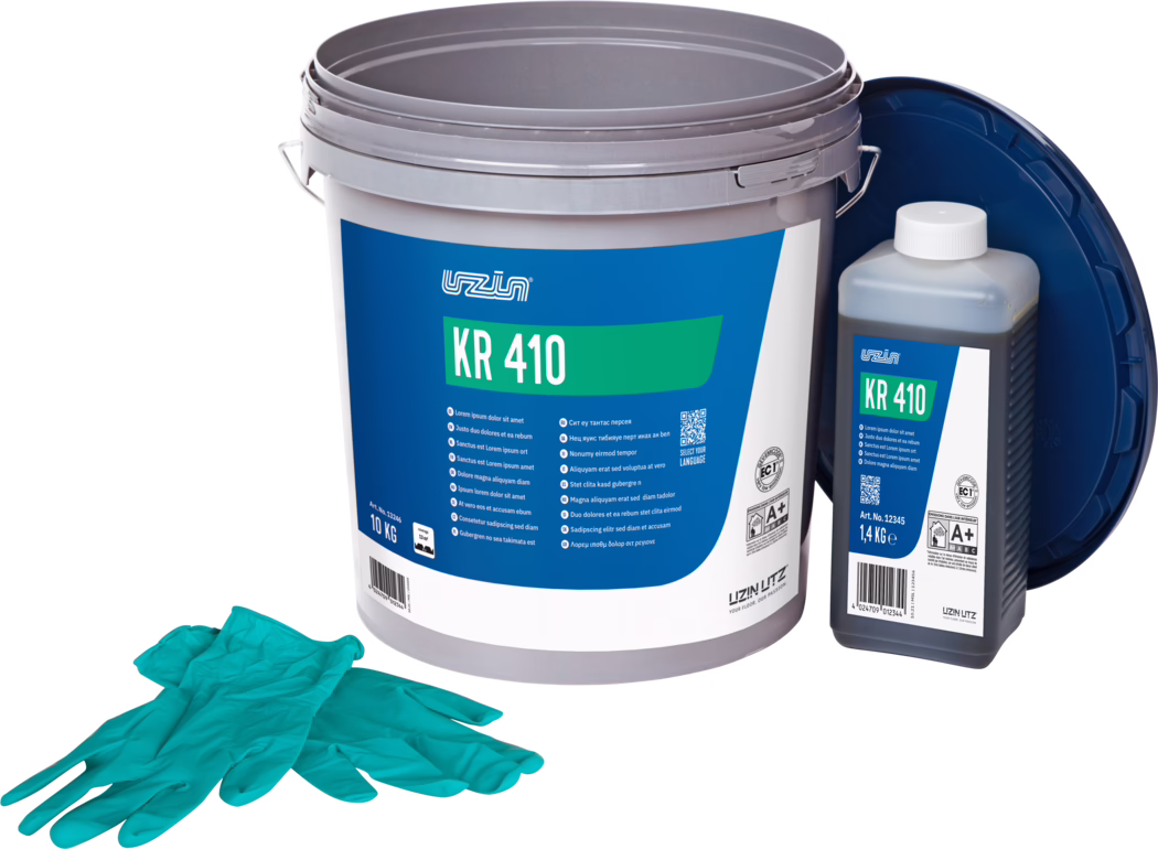 UZIN_Dummy_KR 410-10kg_2022-01 Ein großer grauer Kunststoffeimer mit blauem Etikett KR 410, daneben eine kleinere rechteckige Flasche mit demselben Etikett und ein Paar türkisfarbene Einweghandschuhe im Vordergrund. Der Eimerdeckel lehnt hinter der Flasche; die Etiketten zeigen Produktinformationen, Gewichtsangaben und einen QR-Code. Die Aufnahme wurde vor weißem Hintergrund in Studiohelligkeit gemacht.