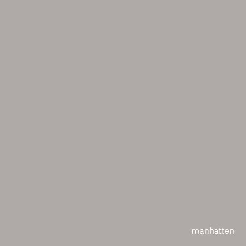 Ein gleichmäßiges, gedämpftes Grau-Beige füllt das Bild; in der unteren rechten Ecke steht in kleiner weißer Minuskelschrift 'manhatten'.