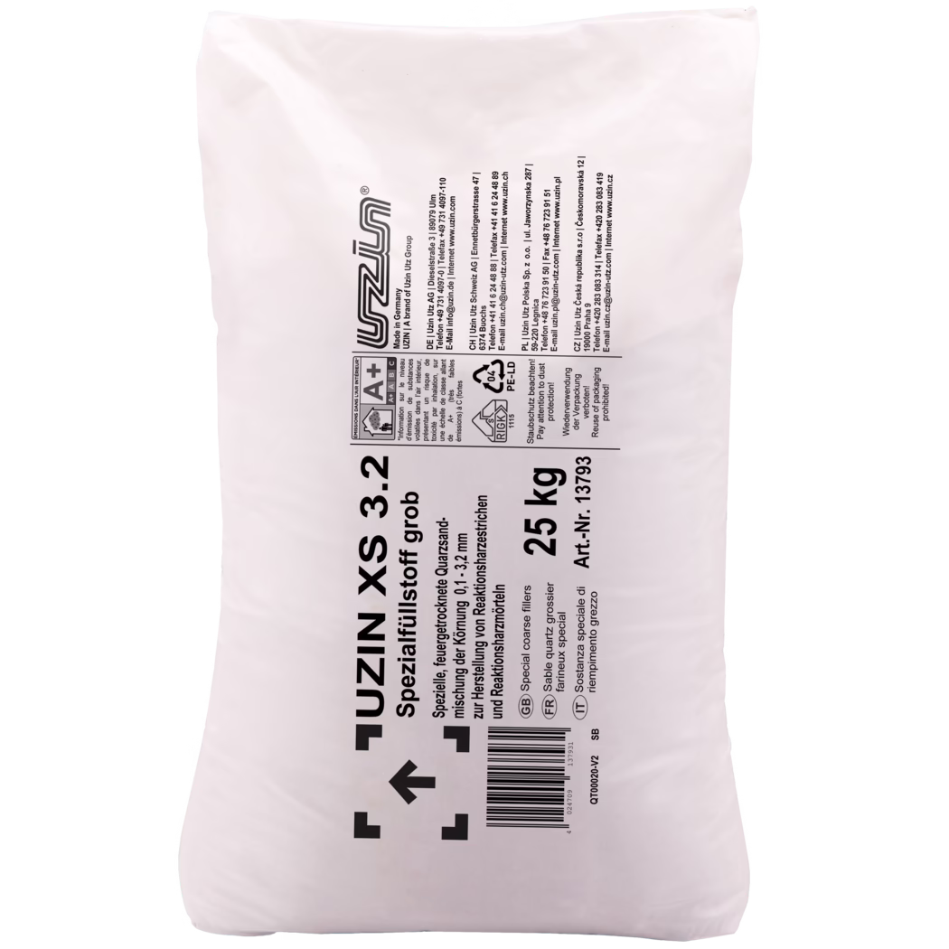 UZIN_Dummy_XS 3.2-25kg_2018-03 Nahaufnahme eines großen weißen Kunststoff-Verpackungsbeutels für Baustoffe der Marke 'UZIN'. Auf dem Beutel sind kräftig in Schwarz gedruckte Texte und technische Symbole zu sehen, die überwiegend in einer senkrechten Spalte angeordnet sind: Produktname und Beschreibung (spezial grober Quarzfüllstoff), das Gewicht '25 kg', eine Artikelnummer und ein Barcode. Sichtbare Hersteller- und Sicherheitskennzeichen umfassen ein A+ Innenraum-Emissionslabel, ein Recycling-Symbol mit der Kennzeichnung '04 PE-LD', Richtungspfeile für die Handhabung sowie mehrere Kontaktadressen von UZIN in verschiedenen Ländern. Die Oberfläche des Beutels ist leicht zerknittert und glänzend, der Druck ist kontrastreich und gut lesbar; das Bild ist auf weißem Hintergrund aufgenommen und konzentriert sich auf den zentralen Etiketten- und Markierungsbereich.