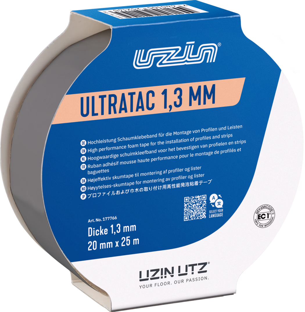 UZIN_Dummy_Ultratac 1,3-20mm_2026-02 Nahaufnahme einer Rolle Schaumklebeband in blau-weißem Verpackungsdispenser mit der Aufschrift 'ULTRATAC 1,3 MM'. Sichtbar sind der graue Schaumkern, die Produktangaben '20 mm x 25 m' und 'Dicke 1,3 mm', mehrsprachige Anwendungshinweise, ein Barcode und ein QR-Code sowie ein Teil des Kartonhalters mit dem LIZIN UTZ-Logo.