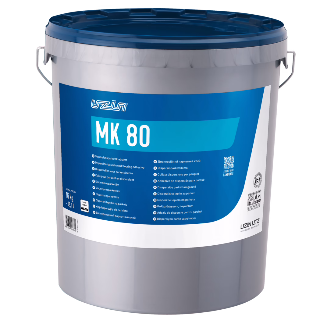 UZIN_Dummy_MK 80-16kg_2024-06 Großer grauer Kunststoff-Eimer mit blauem Schnappdeckel und Metalltragegriff, vorne etikettiert mit 'MK 80' der Marke UZIN. Das blaue Vorderetikett zeigt in großen weißen Buchstaben die Produktbezeichnung MK 80, darunter mehrsprachige Angaben, dass es sich um einen Dispersionsklebstoff für Parkett handelt, sowie technische Hinweise wie Nettofüllgewicht '16 kg' und Volumen '12,8 L'. Die Produktfotografie auf weißem Hintergrund ist gleichmäßig ausgeleuchtet und betont die glatte Kunststoffoberfläche, die formgepresste Deckelkante und das geschwungene Etikett-Design. Geeignet als Bild für E‑Commerce, technische Datenblätter oder Katalogdarstellungen.