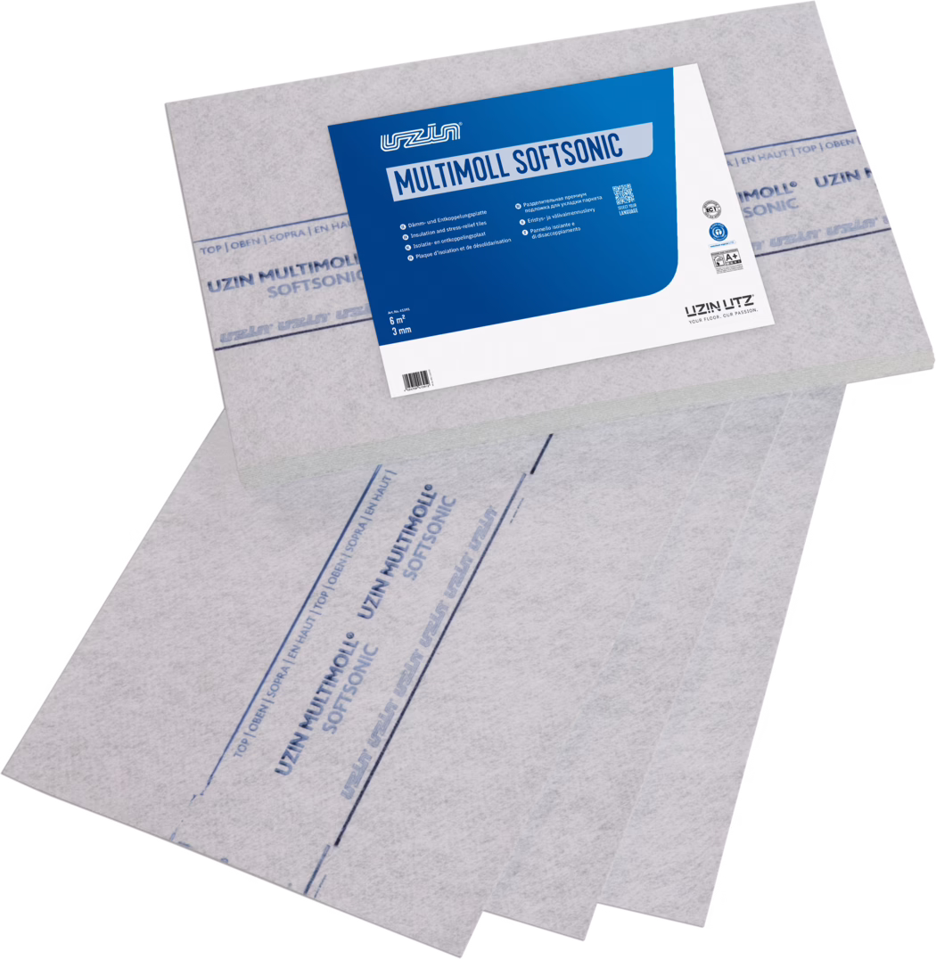 UZIN_Dummy_Multimoll Softsonic_2024-09 Graue faserige Trittschalldämmplatten mit Aufdruck 'UZIN MULTIMOLL SOFTSONIC'. Drei dünne Platten sind aufgefächert, eine Platte liegt oben und zeigt ein großes blau-weißes Produktetikett mit Produktname, technischen Angaben (6 m², 3 mm), kleinen Symbolen und dem UZIN-Logo. Die Platten haben blaue Markierungen und wiederholte Beschriftung und dienen als Trittschalldämmung unter Bodenbelägen wie Laminat, Parkett oder Vinyl.