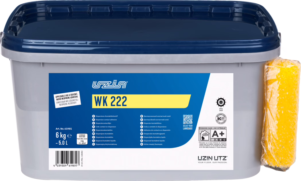 UZIN_Dummy_WK 222-6kg_2025-11 Ein rechteckiger grauer Kunststoffbehälter mit dunkelblauem Schnappdeckel und blau‑gelbem Produktetikett mit der Aufschrift 'WK 222'. Der Eimer ist mit '6 kg (~5,0 L)' gekennzeichnet und zeigt technische Symbole, einen Barcode sowie mehrsprachige Produktinformationen. An der rechten Seite ist ein gelber, in Plastik verpackter Schwamm befestigt. Auf dem Etikett sind die Marke 'Uzin Utz' und ein A+ Emissionslabel für Innenraumluft zu sehen. Das Foto ist vor weißem Hintergrund klar und gleichmäßig ausgeleuchtet.