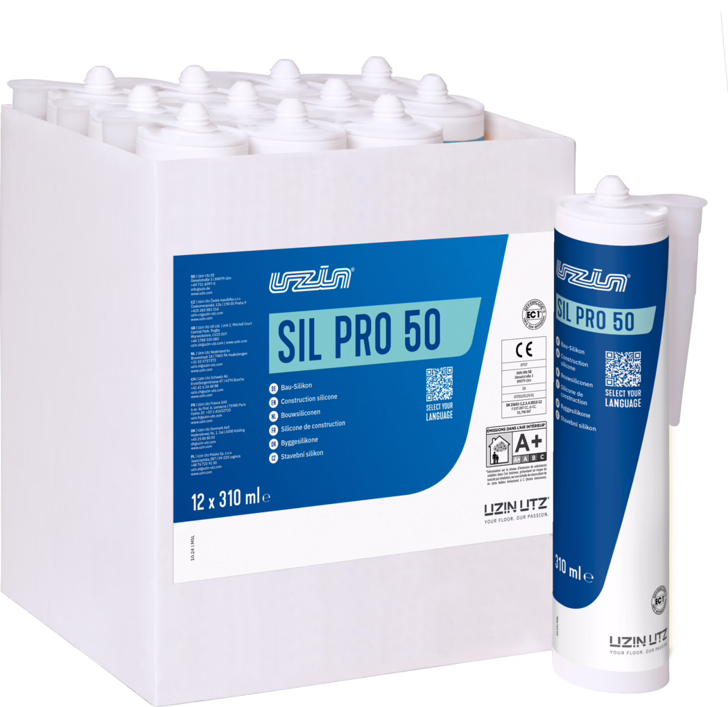 Eine weiße Kartonbox mit zwölf weißen Kunststoffkartuschen SIL PRO 50 Bau-Silikon (12 x 310 ml) mit blau-weißen Etiketten; eine Kartusche steht außen rechts aufrecht und zeigt Produktname, Markenlogo, QR-Code und Volumenangabe vor weißem Hintergrund.