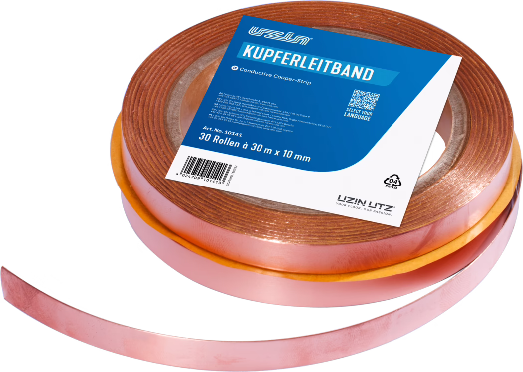 Nahaufnahme einer Rolle leitfähigen Kupferbands mit einem teilweise abgerollten Streifen. Das Band hat eine metallisch rötlich-kupferne Oberfläche und eine Klebeseite, die durch eine orange Abziehfolie geschützt ist. Auf der blauen und weißen Produktetikette steht 'KUPFERLEITBAND' und es sind Angaben wie '30 Rollen à 30 m x 10 mm', ein Barcode sowie Markenkennzeichnungen zu sehen. Die Rolle liegt auf weißem Hintergrund und die Kupferoberfläche reflektiert Licht, wodurch Struktur und Glanz sichtbar werden.