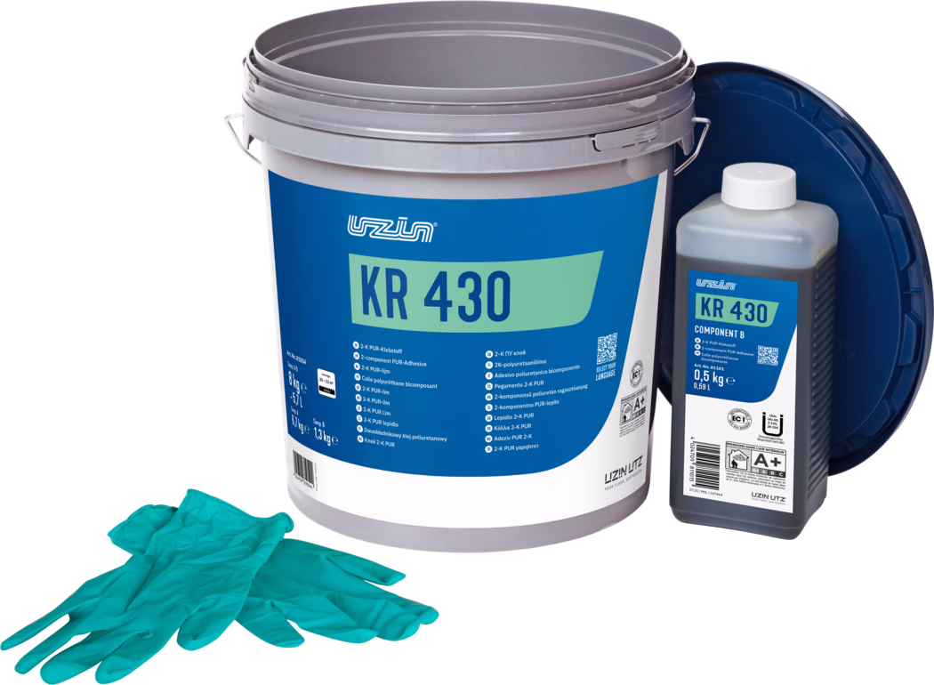UZIN_Dummy_KR 430-8kg_2025-07 Ein großer grauer Kunststoff-Eimer mit blau-grünem Etikett 'KR 430', daneben eine kleine Flasche mit der Aufschrift 'KR 430 Component B' und ein Paar türkisfarbene Einweghandschuhe; Verpackung für einen zweikomponentigen Polyurethan-Klebstoff.