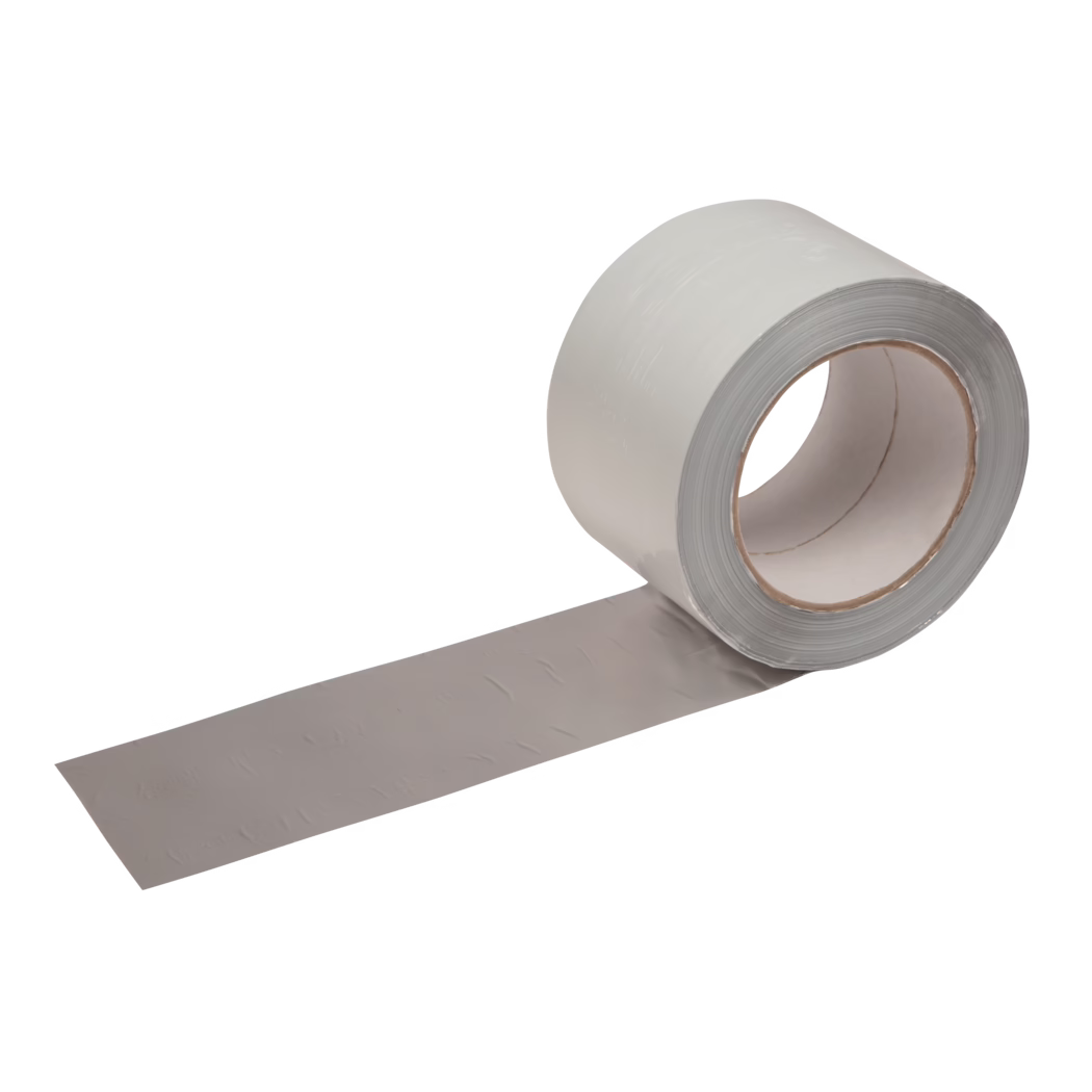 UZIN_Dummy_Alutape 75_2016-09 Nahaufnahme einer teilweise abgerollten Rolle grauen Klebebands auf weißem Hintergrund, mit sichtbarem Pappkern und leicht strukturierter, glänzender Oberfläche.